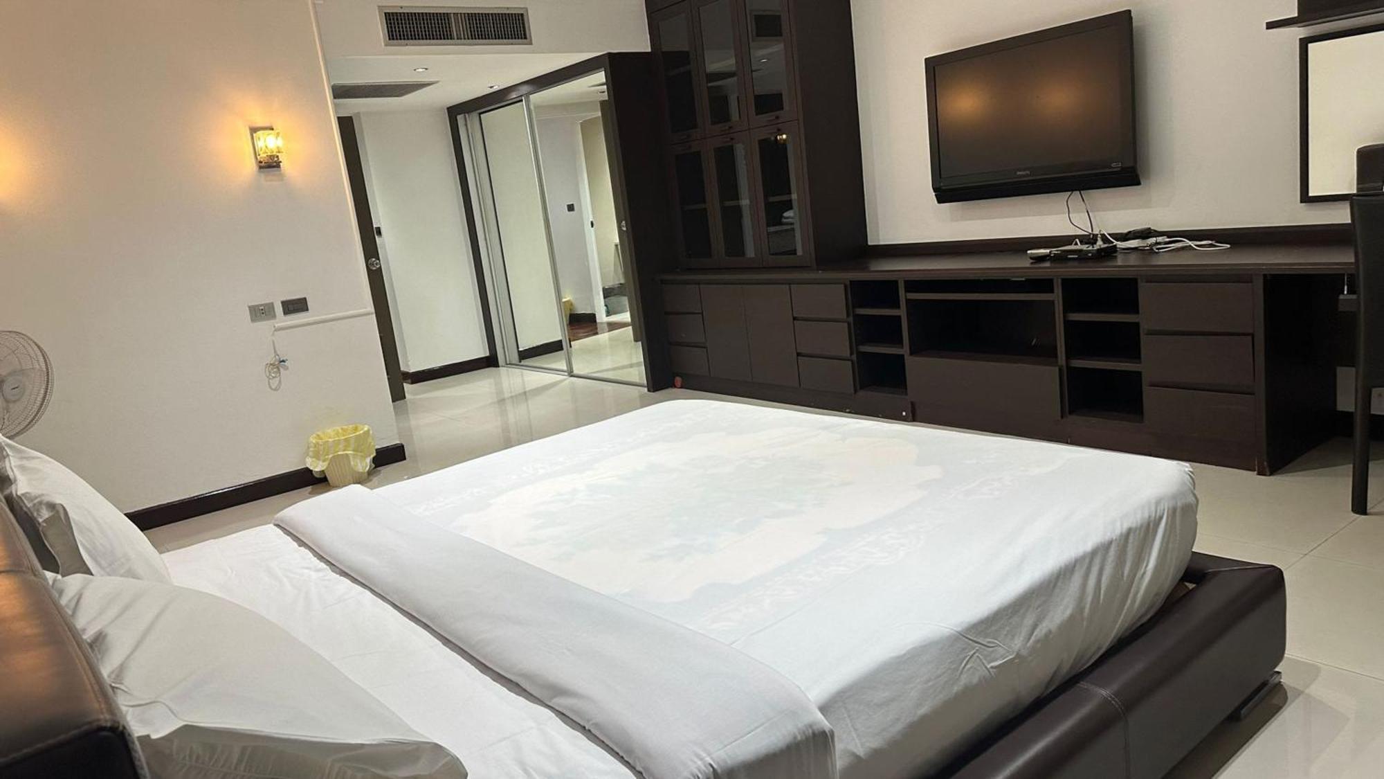 Fully Furnished Omni Tower Apartments Nana - Sukhumvit Soi 4 Banguecoque Exterior foto